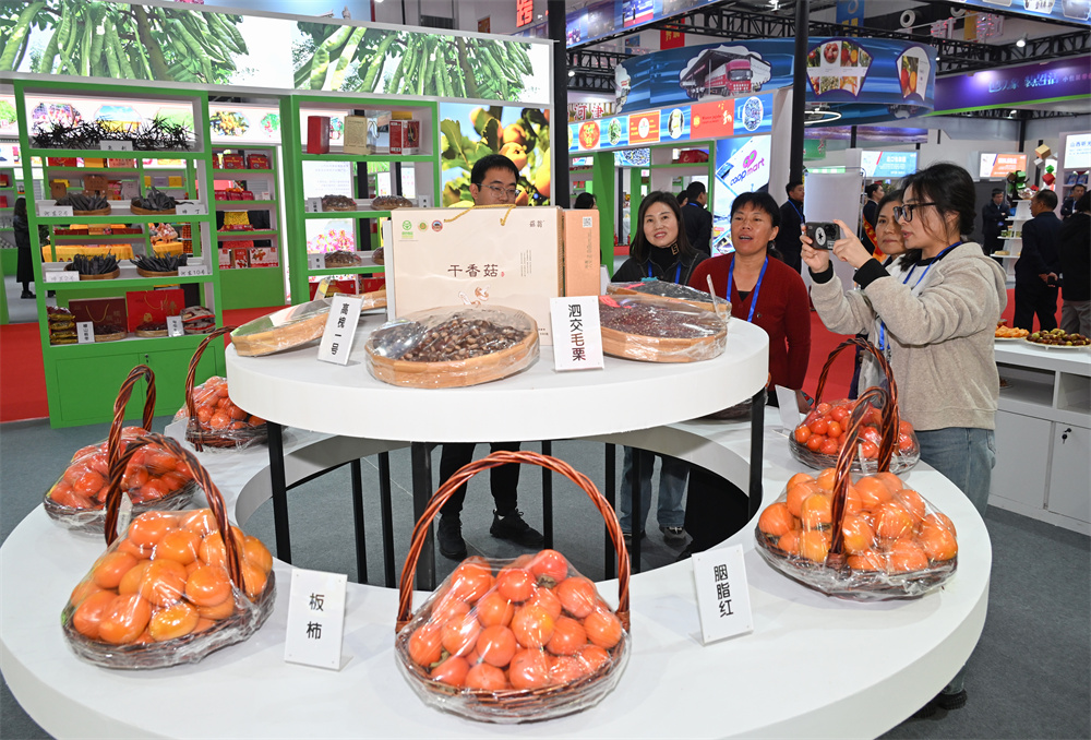 果品盛會，蔬香四溢——國際果品交易博覽會上的蔬菜零售掠影